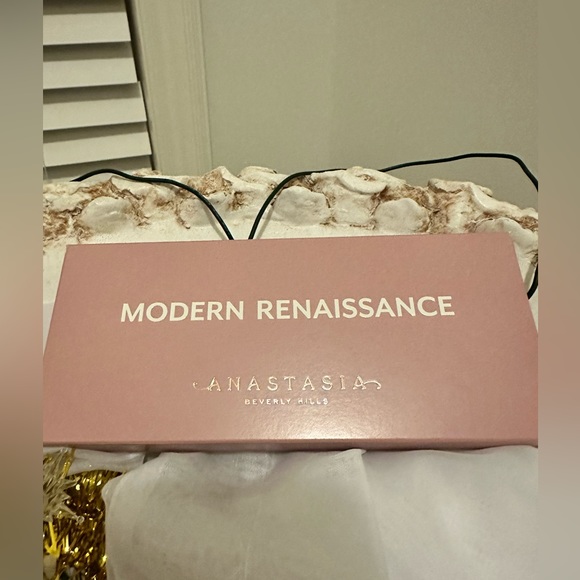 Anastasia, Beverly Hills, modern renaissance palette - Picture 1 of 3